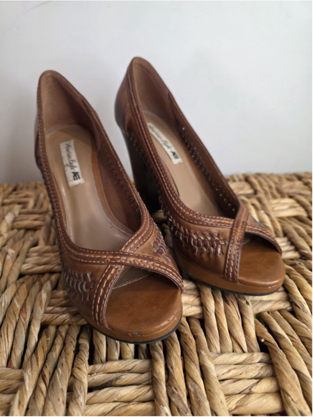 American Eagle Leather Peep Toe Heels Brown Woven Pumps Sz 8.5 Block Heel Preppy